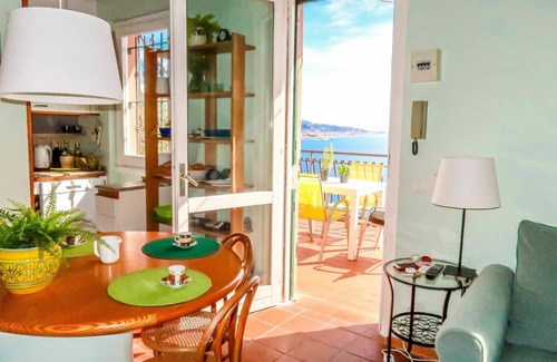 Latte Apartment | Cozy Oceanfront Apartment for 4 with Terrace and Parking