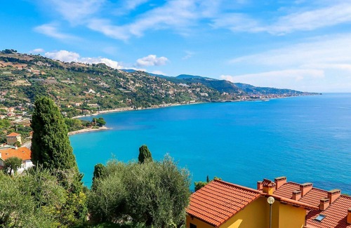 Latte Apartment | Cozy Oceanfront Apartment for 4 with Terrace and Parking