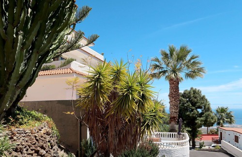 Las Cuevecitas Apartment | Inviting Apartment for 2 with Pool, WIFI and Ocean View