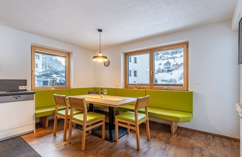 Kappl Apartment | Spacious Apartment for 15 with Terrace, WiFi and Parking