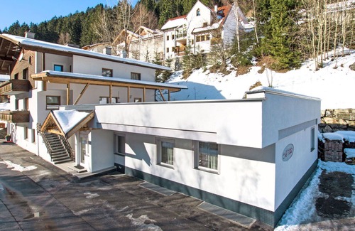 Kappl Apartment | Inviting Apartment for 20 Guests with WIFI & Parking
