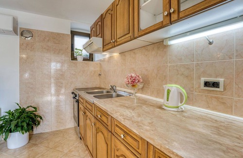 Rukavac Apartment | Cozy Apartment with Ocean View and Free Parking for 3