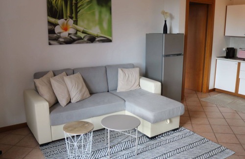 Colà Di Lazise Apartment | Lovely apartment for 3 guests with A/C, pool, TV, balcony and pets allowed