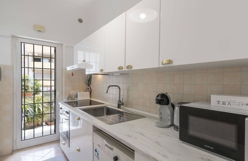 Torvaianica Apartment | Lovely apartment for 3 people with A/C, TV, terrace and parking