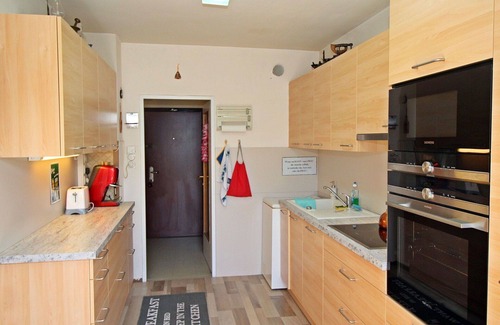 Margareten Apartment | Stylish Apartment for 4 with WiFi, Terrace & Spa Access