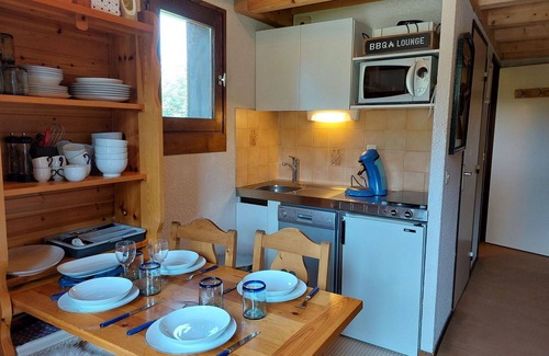 Demi-Quartier Apartment | Cozy Apartment for 4 with Balcony, TV & Convenient Parking