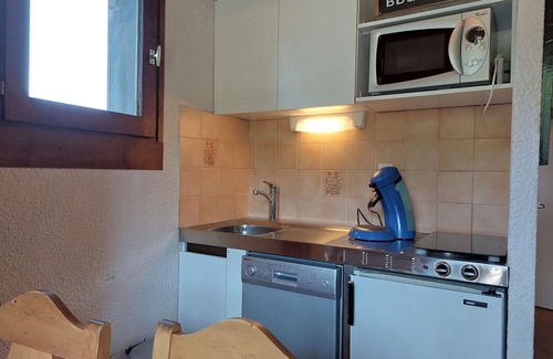 Demi-Quartier Apartment | Cozy Apartment for 4 with Balcony, TV & Convenient Parking