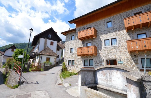 Ovaro Apartment | Lovely apartment for 4 people with WIFI, TV, patio, pets allowed and parking
