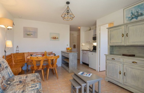 Pontaillac Apartment | Cozy Apartment for 4 with Balcony and Pet-Friendly Amenities