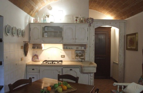Pisa City Centre Apartment | Cozy Apartment for 4 with WIFI, Kitchen, and Parking
