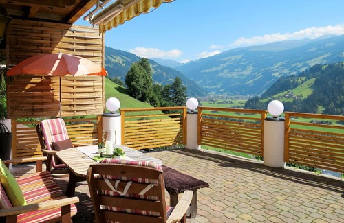 Hippach Apartment | Lovely apartment for 5 guests with WIFI, TV, terrace, pets allowed and parking