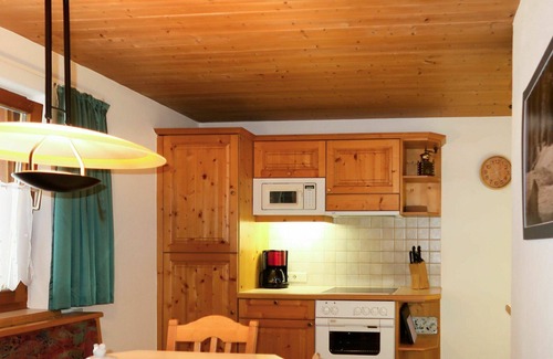Kauns Apartment | Cozy Apartment for 6 with Balcony, Pets Welcome & Parking