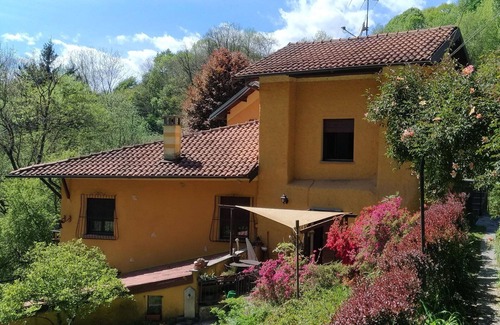 Oleggio Castello Apartment | Pet-Friendly Apartment for 6 with Lake View & Great Amenities