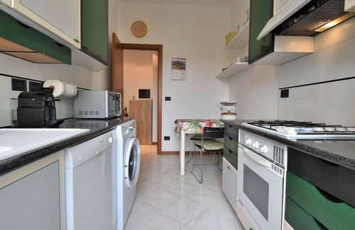 Bullona Apartment | Cozy Apartment for 6 with Balcony, WIFI & Family-Friendly Amenities