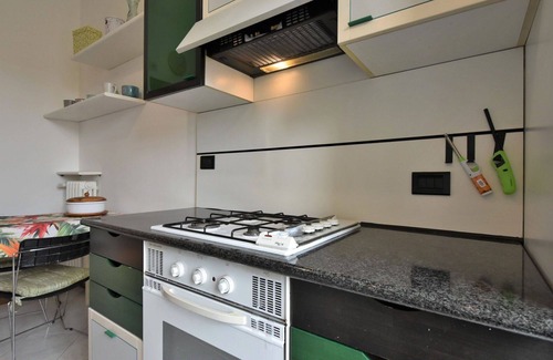 Bullona Apartment | Cozy Apartment for 6 with Balcony, WIFI & Family-Friendly Amenities