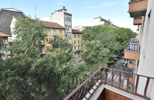 Bullona Apartment | Cozy Apartment for 6 with Balcony, WIFI & Family-Friendly Amenities