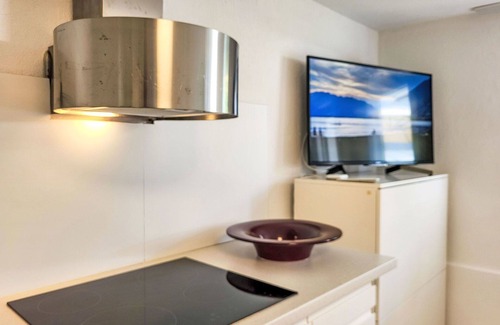 Gordola Apartment | Lovely apartment for 2 guests with A/C, WIFI, TV, patio, pets allowed, panoramic view and parking