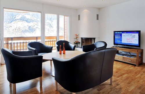 Leukerbad Apartment | Stylish Apartment for 6 with Hot Tub, Balcony & Parking