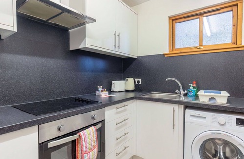 Balloch Apartment | Cozy Apartment for 4 with Patio, Kitchen & Free WiFi