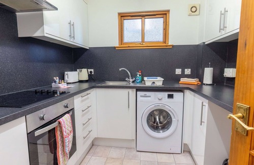 Balloch Apartment | Cozy Apartment for 4 with Patio, Kitchen & Free WiFi