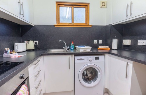 Balloch Apartment | Cozy Apartment for 4 with Patio, Kitchen & Free WiFi