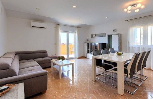 Jadreski Apartment | Stylish Apartment for 6 with Private Pool and Ocean View
