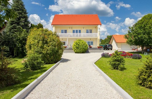 Cserszegtomaj Apartment | Cozy Apartment for 4 with Terrace, A/C & Lake View