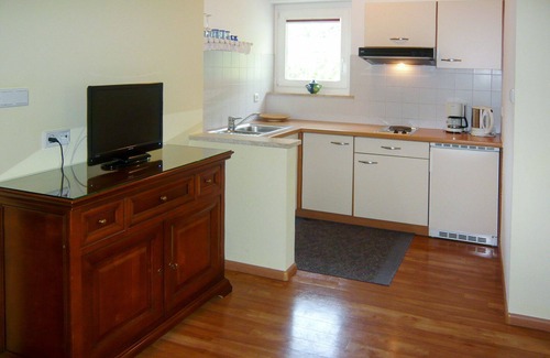 Merano Apartment | Cozy Apartment for 4 with Pool, Balcony & Free WiFi