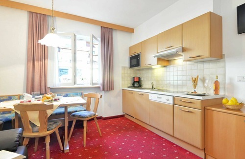 Albions Apartment | Cozy Apartment for 4 with Pool, Pets Welcome & Free WiFi