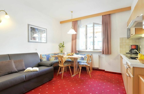 Albions Apartment | Cozy Apartment for 4 with Pool, Pets Welcome & Free WiFi