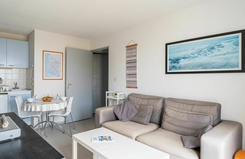 Lacanau-Ocean Apartment | Cozy Apartment for 4 with Pool, Terrace & Pet-Friendly Options