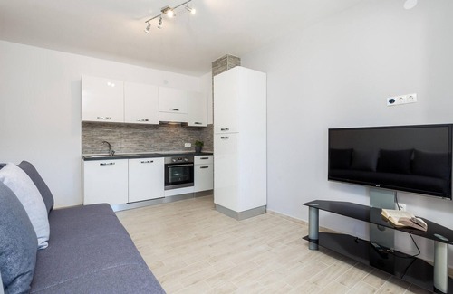 Stara Novalja Apartment | Pet-Friendly Vacation Apartment Steps from the Beach
