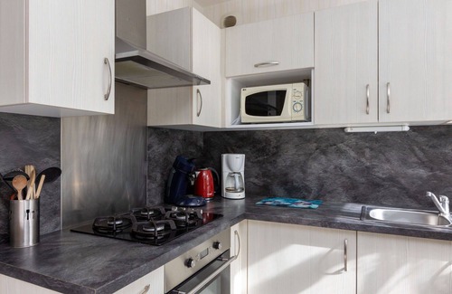 Saint-Meloir-des-Ondes Villa | Cozy Oceanfront Apartment for 4 with Terrace and Parking
