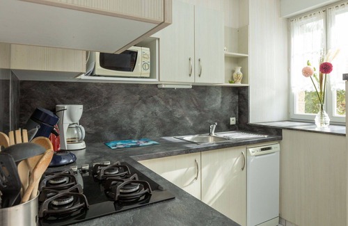 Saint-Meloir-des-Ondes Villa | Cozy Oceanfront Apartment for 4 with Terrace and Parking