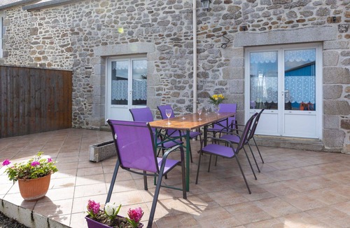 Saint-Meloir-des-Ondes Villa | Cozy Oceanfront Apartment for 4 with Terrace and Parking