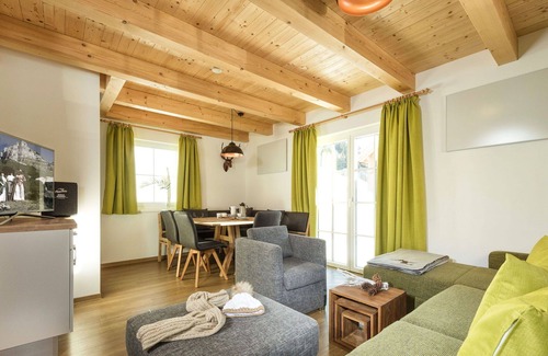 Altaussee House | Welcoming Villa Apartment for 6 with Pets & Lake Views