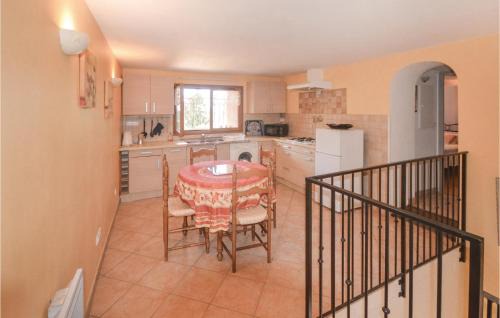 Porcio Apartment | Cozy Apartment in Castagniers with Kitchen & Pet-Friendly