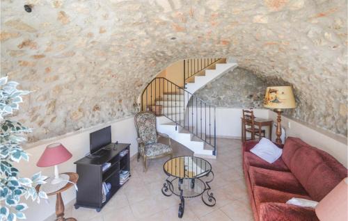 Porcio Apartment | Cozy Apartment in Castagniers with Kitchen & Pet-Friendly