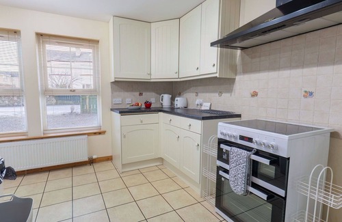 South Galson House | Cozy Villa Apartment for 6 with Free WiFi and Parking