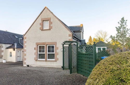 South Galson House | Cozy Villa Apartment for 6 with Free WiFi and Parking