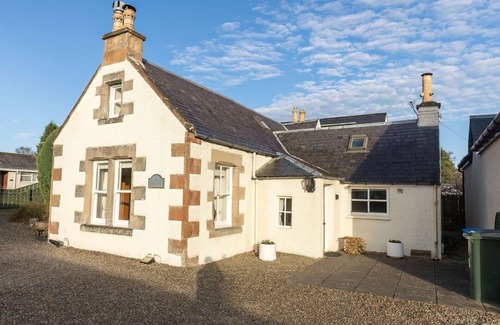 South Galson House | Cozy Villa Apartment for 6 with Free WiFi and Parking