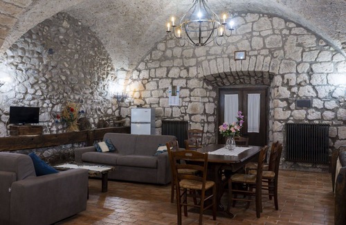 Capraccia Villa | Charming Villa Apartment for 4 with Pool and Pet-Friendly