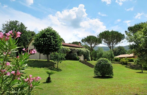 Montorsaio House | Cozy Villa Apartment with Pool, Pets Welcome & WIFI