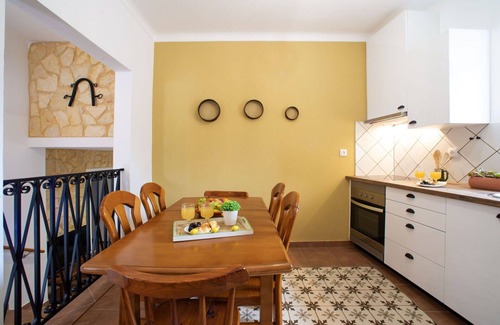 Mem Moniz House | Cozy Villa Apartment with Pool, WiFi & Ocean Views