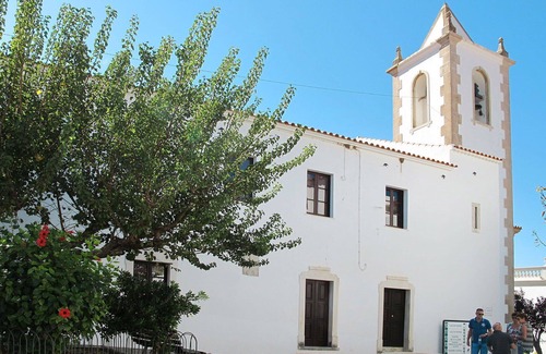 Mem Moniz House | Cozy Villa Apartment with Pool, WiFi & Ocean Views