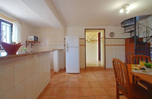 Mem Moniz House | Cozy Villa Apartment with Pool and Oceanfront Views