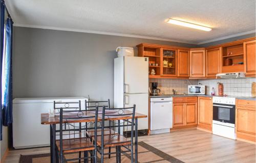 Saeveland Apartment | Family-Friendly Retreat in Svelandsvik: Awesome Apartment Awaits