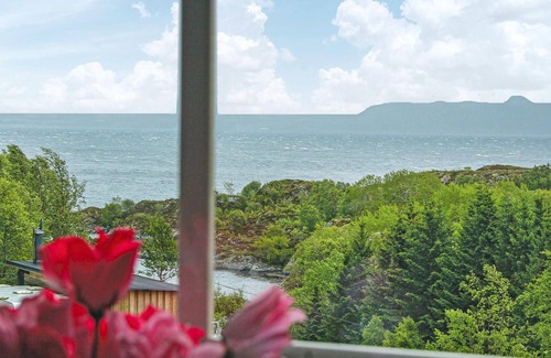 Skipnes Apartment | Family Fishing Getaway with Lake Views and Spa Amenities