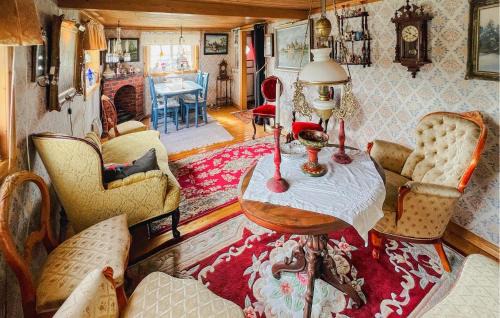Hallevadsholm House | Lovely Apartment In Hällevadsholm
