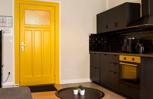 Halensee Apartment | Comfortable Apartment Steps from Kudamm with Kitchen Access